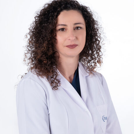 Ritratto professionale della Dott.ssa Loreta, specialista presso Radiance Dental Hospital in Albania – punto di riferimento per il turismo dentale