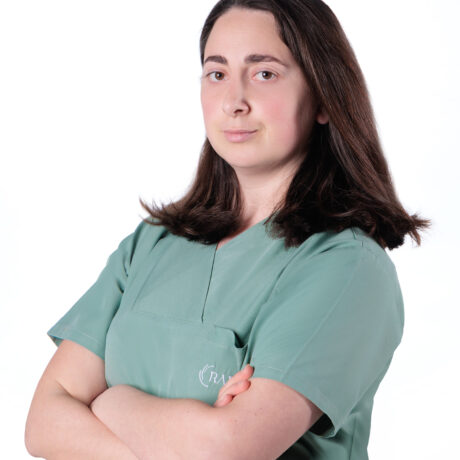 Infermiere odontoiatrico che assiste un intervento chirurgico dentale presso Radiance Dental Hospital in Albania.