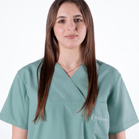 Infermiera professionale dello staff medico di Radiance Dental Hospital, specializzata in assistenza odontoiatrica