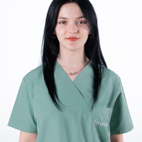 Tecnica dentale al lavoro presso laboratorio odontotecnico Radiance Dental Hospital in Albania