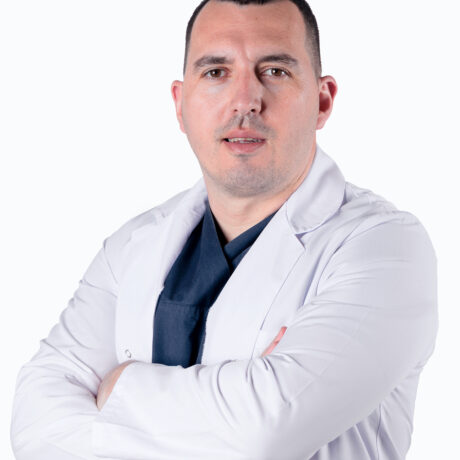 Medico anestesista durante un intervento odontoiatrico in Albania – Radiance Dental Hospital